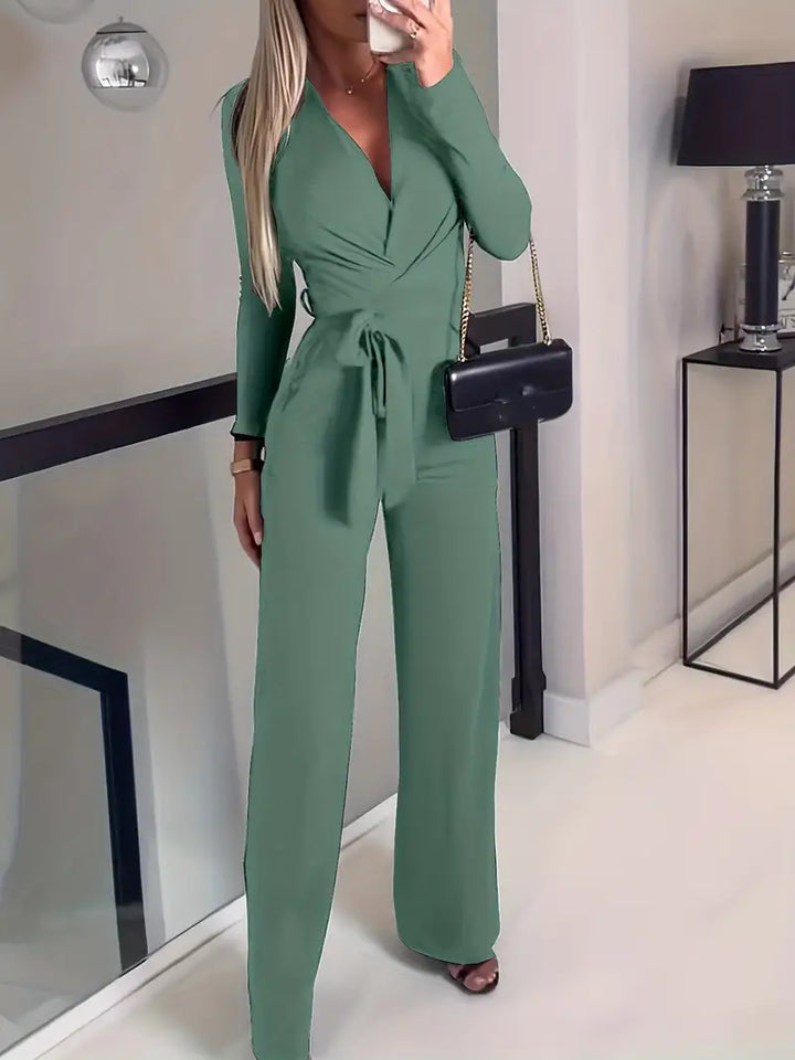 Vidt utsvingt jumpsuit med belte og V-hals – Elise