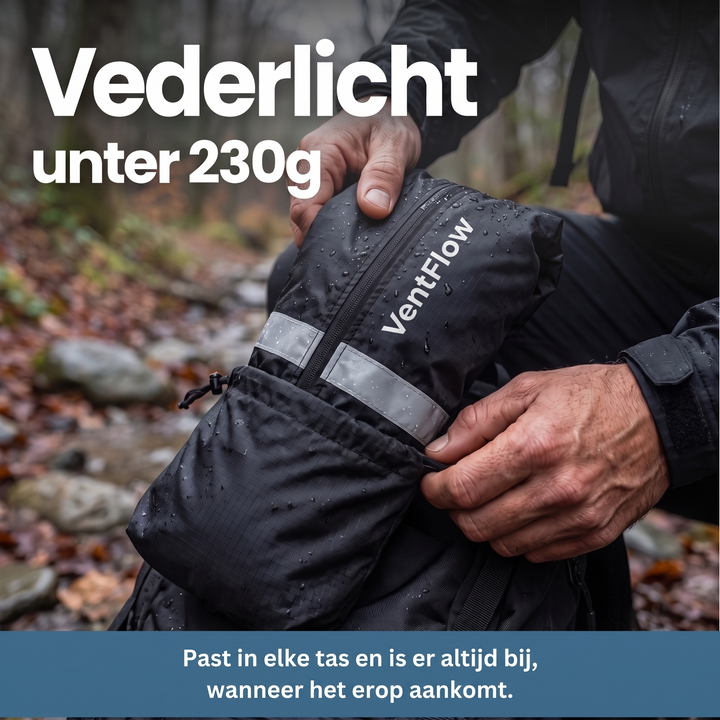 Hände verstauen die nasse, kompakt zusammengepackte schwarze Jacke mit Reflexstreifen in einem Rucksack im herbstlichen Wald, Hinweis auf geringes Gewicht. 10