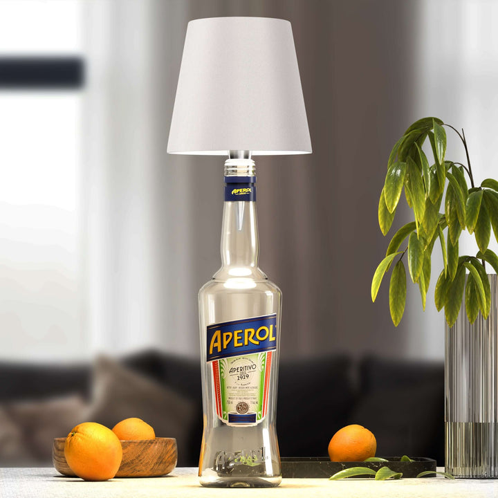 Aperol-Flaschenlampe mit weißem Lampenschirm, moderne Tischleuchte, Wohnzimmerdekoration.