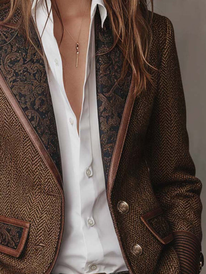 Nahaufnahme der Vorderseite mit Paisley-Revers, zwei Zierknöpfen und der Tasche mit Klappe 7
