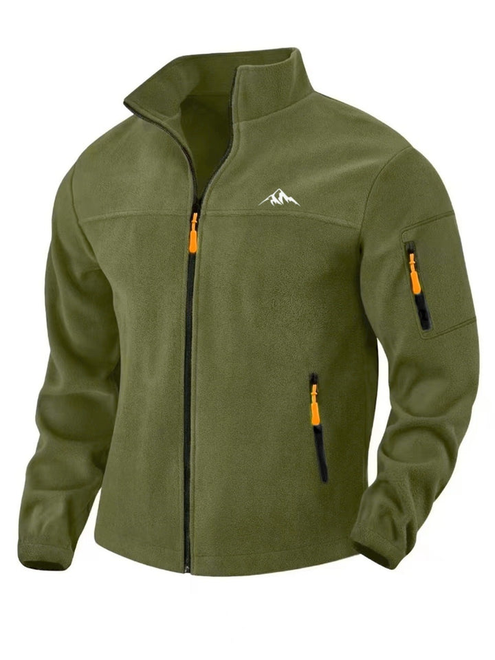 Olivgrüne Fleecejacke in Schrägansicht mit orangen Reißverschlusszügen, Ärmeltasche und Bergmotiv auf der Brust 5