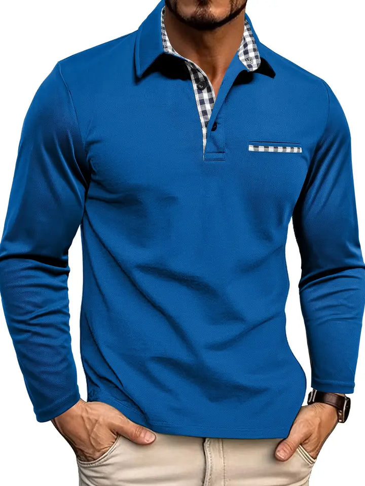 Mann trägt kräftig blaues Langarm-Poloshirt mit Karodetails an Kragen und Brusttasche, Hände in den Hosentaschen 5