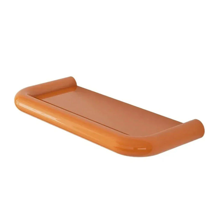 Einzelnes orangefarbenes Regal mit gerundetem Rand, schräg von oben, freigestellt auf weißem Hintergrund 9