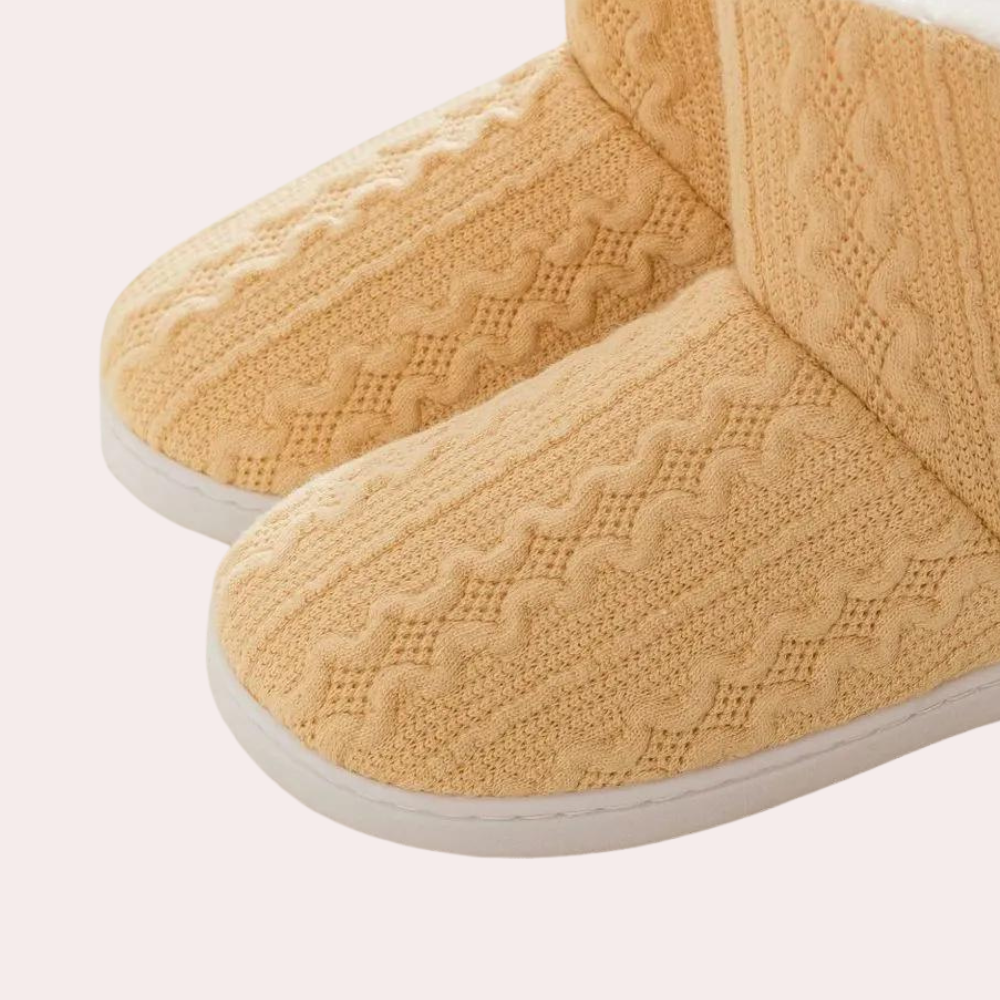 Beige gestrickte Hausschuhe mit Zopfmuster, warme Winterpantoffeln für Damen.