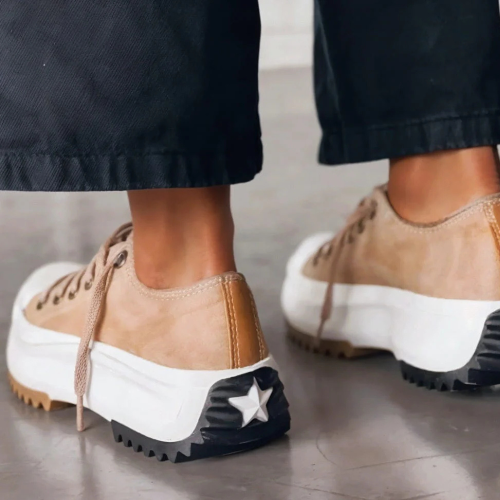Beige Sneaker mit Plateau, Stern-Detail, Damenmode, lässiger Stil, robuste Sohle, Streetwear.