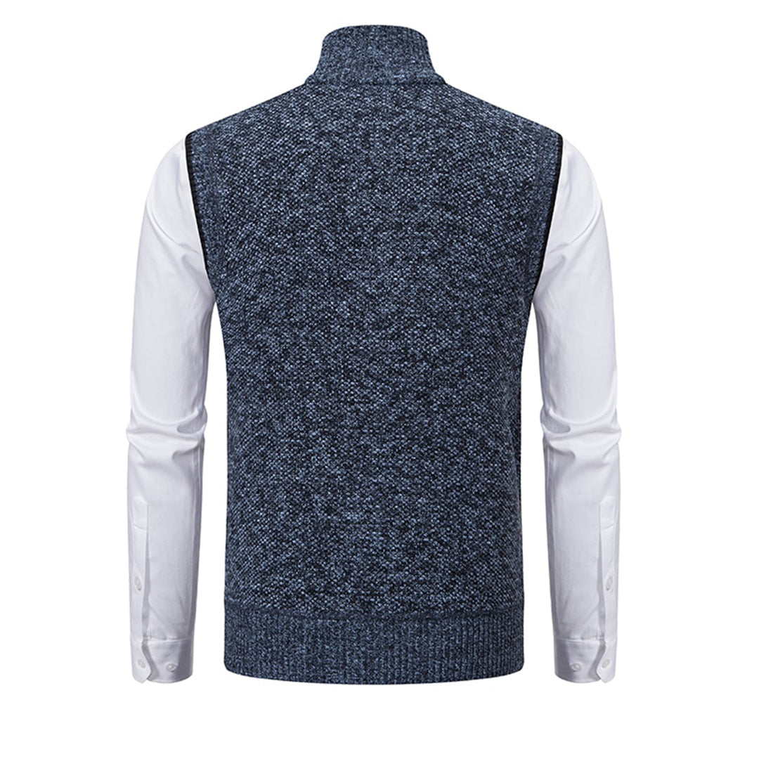 Blau-grauer Herrenstrickpullover, ärmellos, mit weißem Hemd, modisch, elegant.