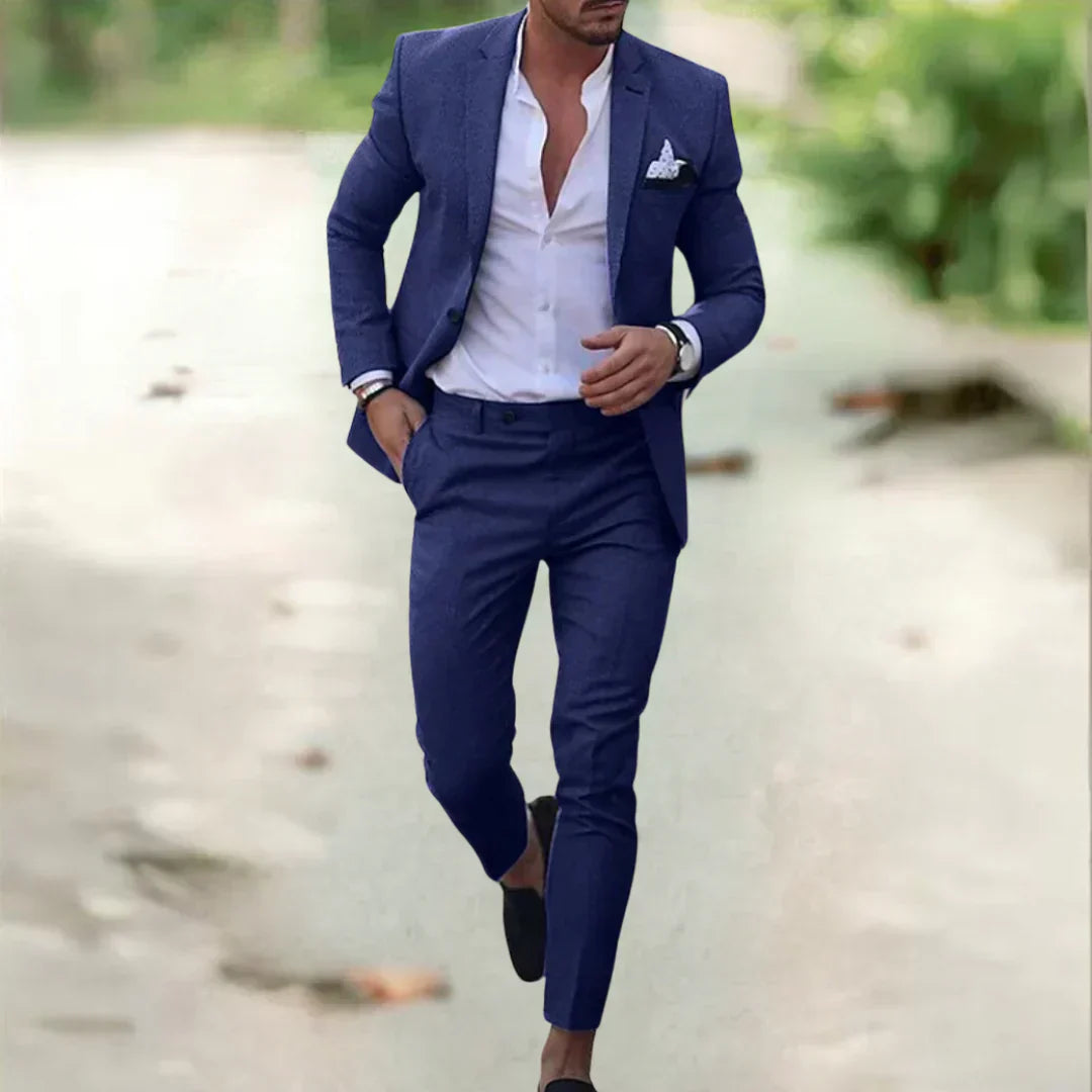 Mann im blauen Anzug, weißes Hemd, schwarze Schuhe, stilvolle Herrenmode, elegantes Outfit.