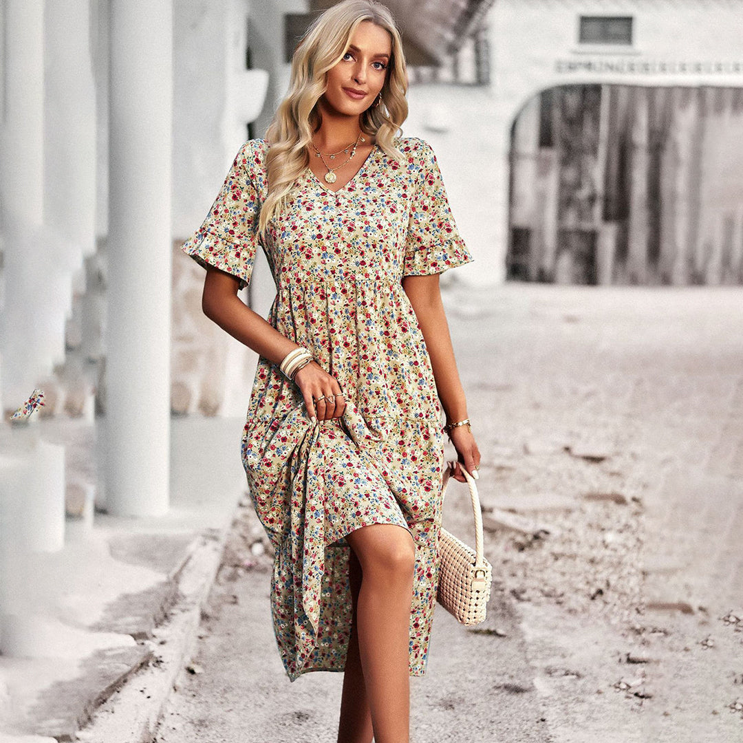 Frau in geblümtem Midikleid, Sommermode, V-Ausschnitt, Freizeitkleidung, beige Hintergrund.
