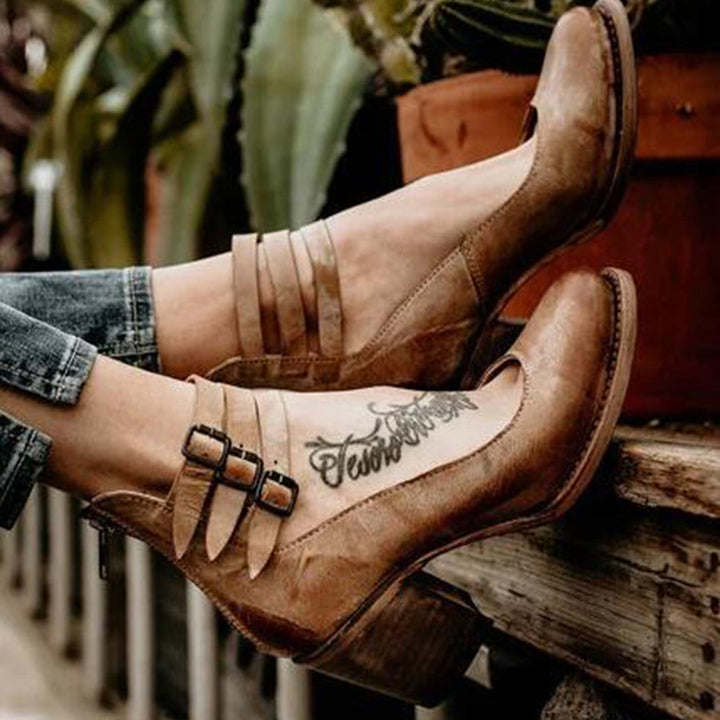 Braune Lederstiefeletten mit Schnallen, Damenmode, Vintage-Stil, lässig, bequem.