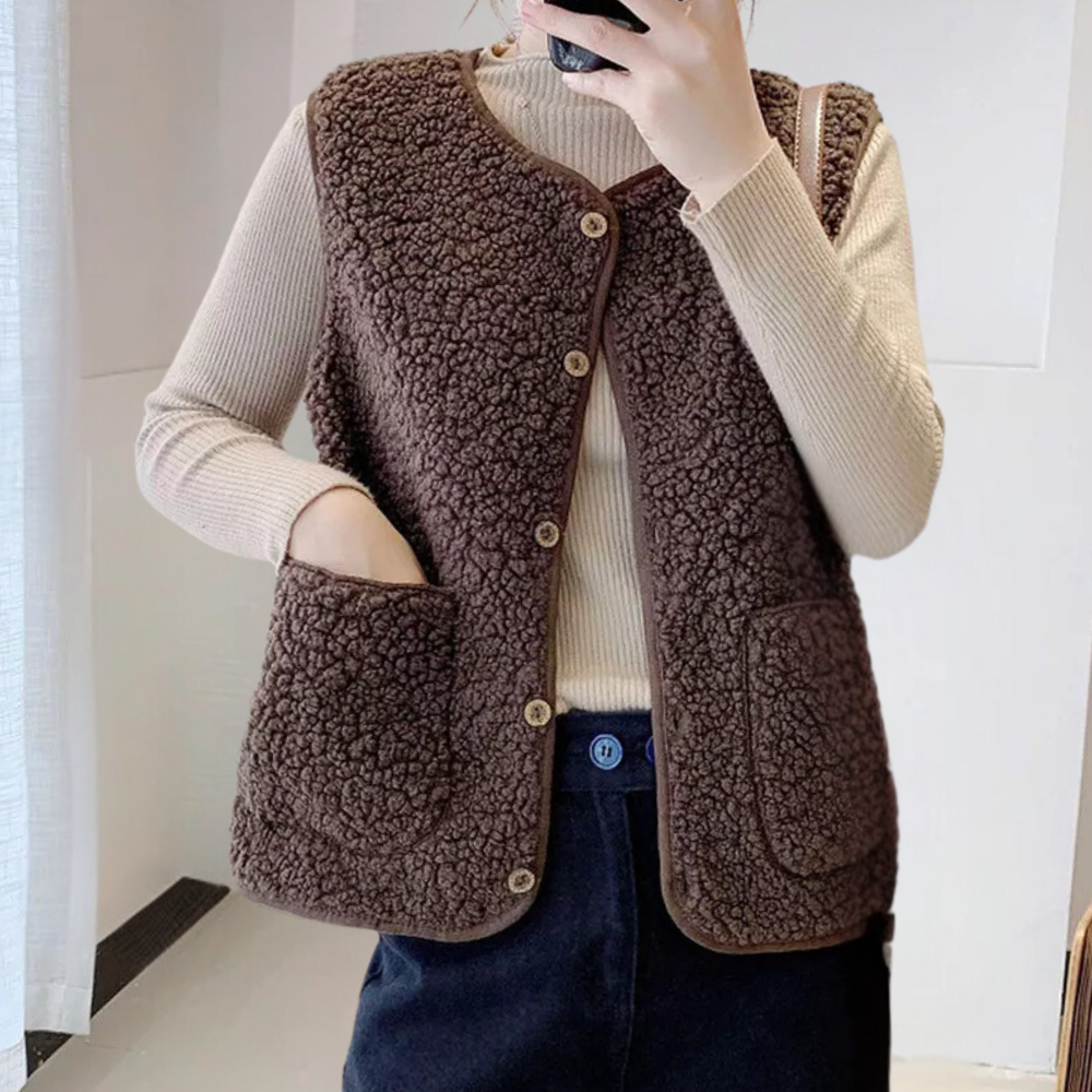 Damen Teddyweste braun, ärmellos, Knöpfe, Taschen, Herbstmode, gemütlich, warm, stylisch.
