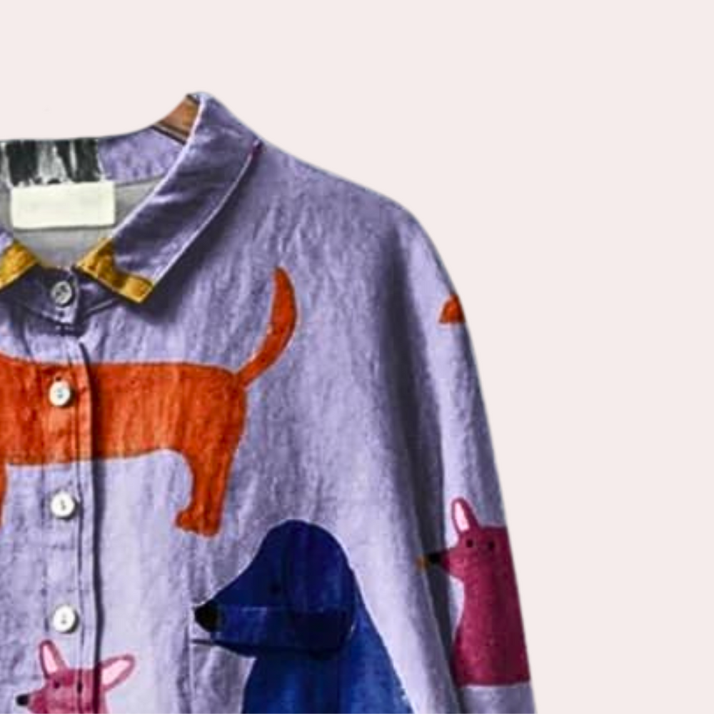 Buntes Hemd mit Tiermotiven, lila Hintergrund, Baumwolle, Damenmode, Freizeitkleidung.