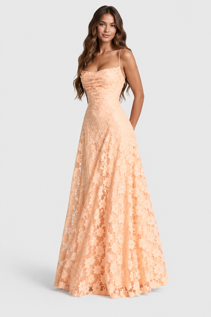 Pfirsichfarbenes Blumenspitzenkleid mit drapiertem Ausschnitt und schmalen Trägern, frontal am lächelnden Model getragen. 6