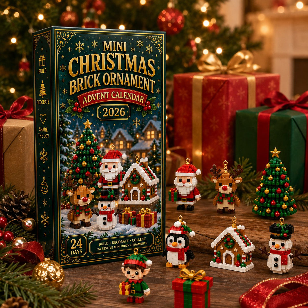 Schachtel neben Geschenkpaketen auf Holz, davor eine Auswahl gebauter Figuren wie Weihnachtsmann, Rentier, Pinguin, Elf, Lebkuchenhaus und Schneemann. 4
