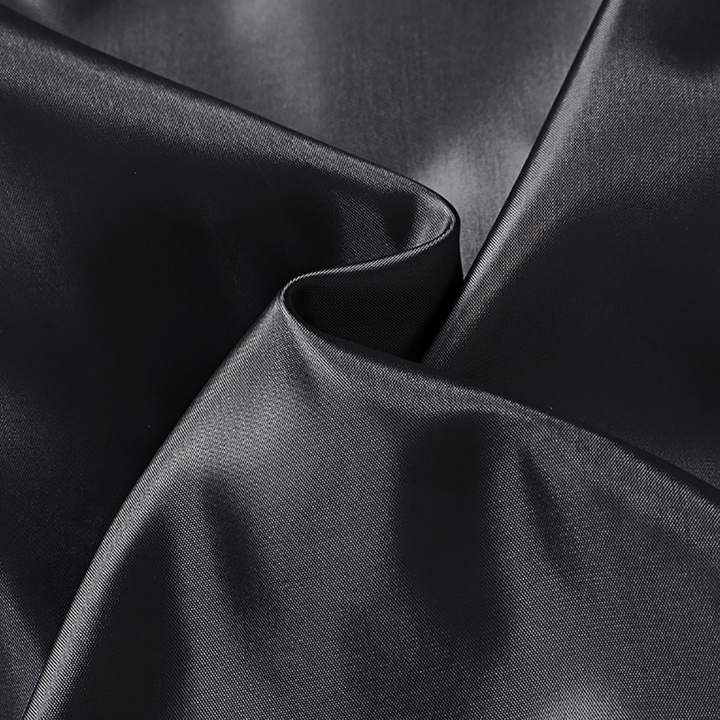 Schwarzer Satin-Stoff, glänzend, luxuriös, für elegante Abendmode und hochwertige Dekorationen.