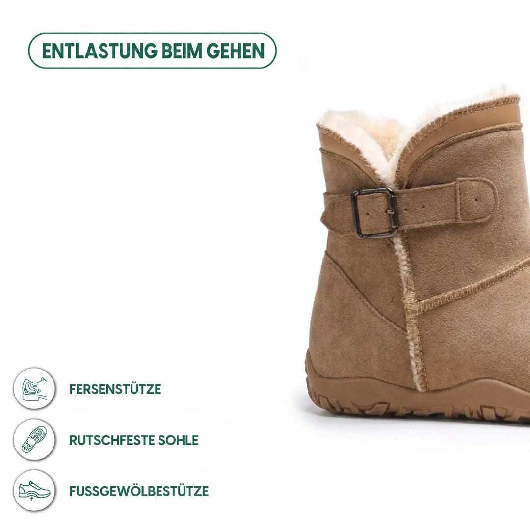 Seitliche Detailansicht der beigebraunen Wildlederstiefel mit Schnalle, Fellfutter und rutschfester Sohle samt Hinweisen zu 22