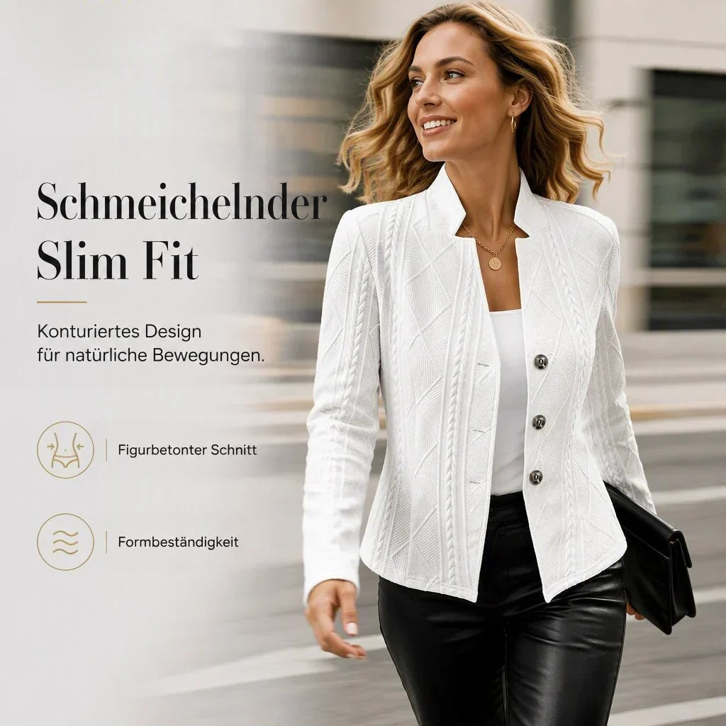 Weißer Blazer mit Stehkragen, getragen von einer lächelnden Frau in Bewegung zu Lederhose; Werbegrafik zur schmalen Passform. 18