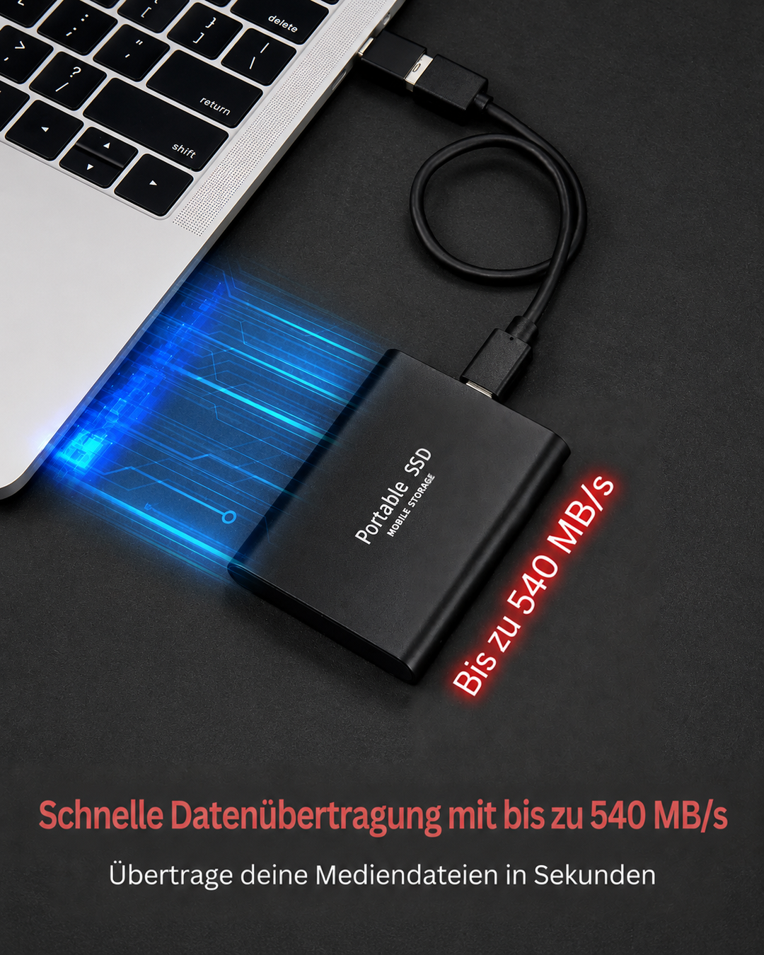 Schwarze SSD per Kabel an einen Laptop angeschlossen, blaue Lichtspuren und roter Schriftzug zur schnellen Datenübertragung auf dunklem Untergrund. 5