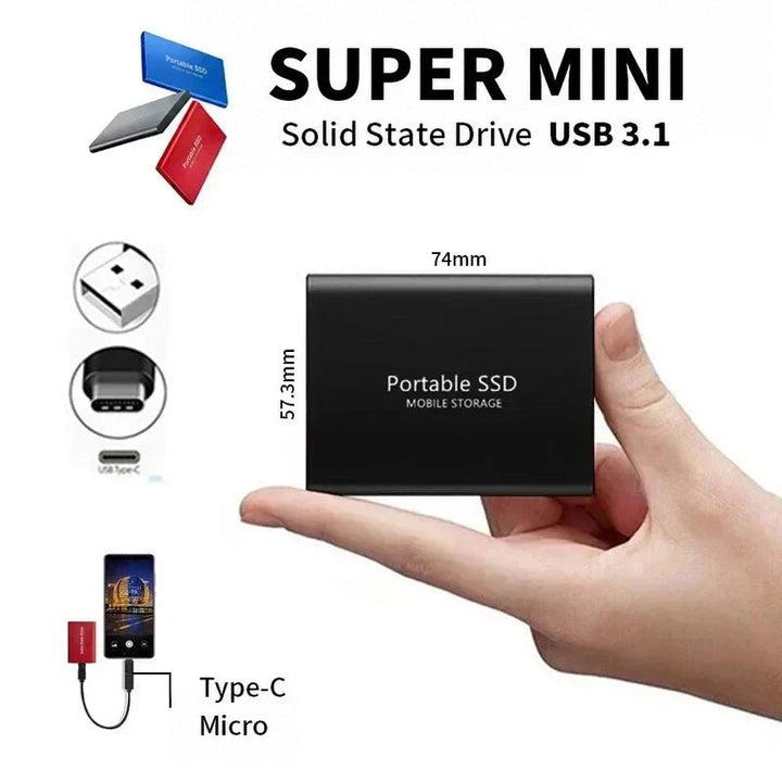 Schwarze Mini-SSD auf einer Handfläche zur Größenansicht mit Maßangaben, daneben USB-Anschlüsse und eine per Kabel verbundene rote SSD am Smartphone. 3