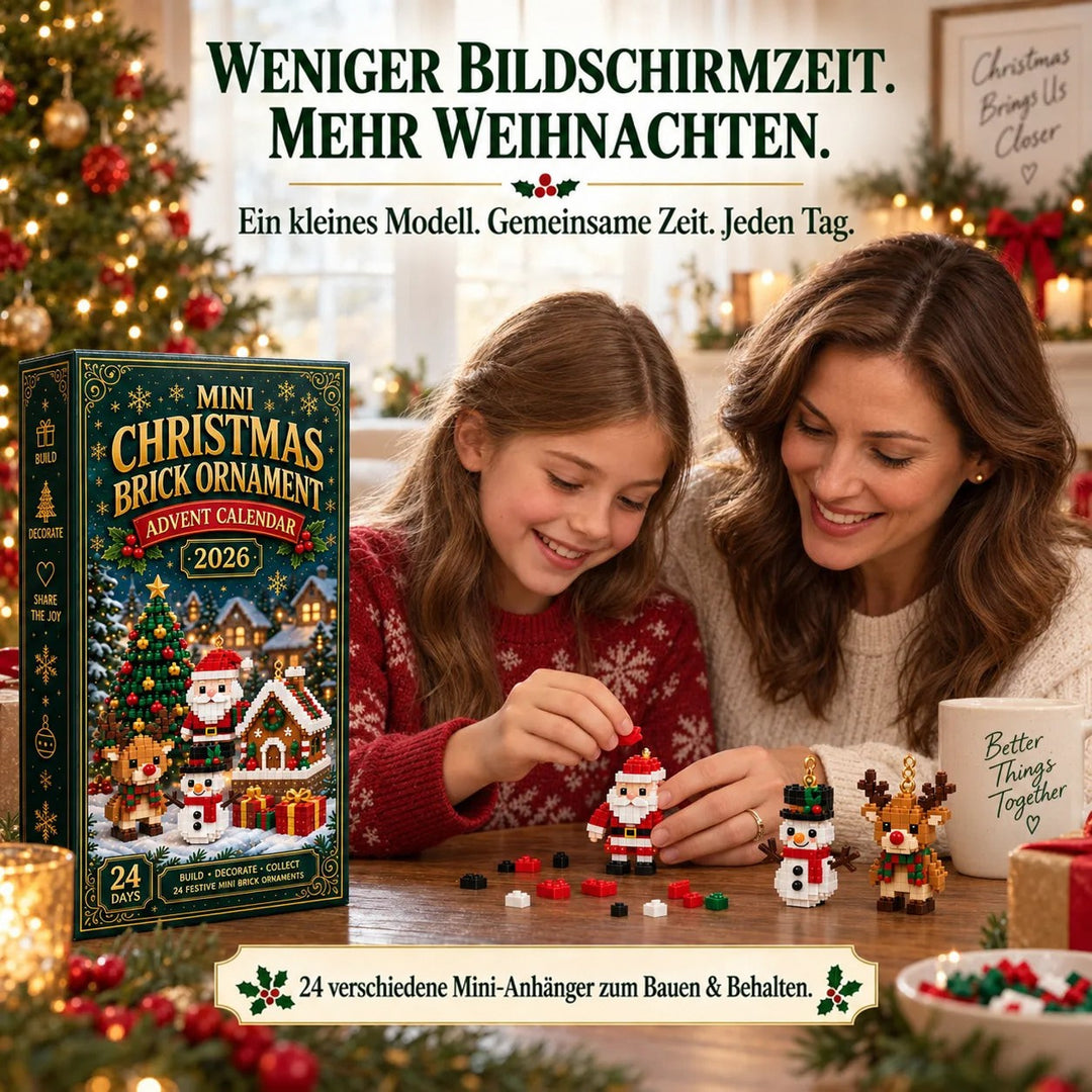 Mutter und Tochter bauen am Tisch gemeinsam eine kleine Weihnachtsmann-Figur aus Mini-Steinen, daneben Schneemann, Rentier und die grüne Kalenderschachtel. 1