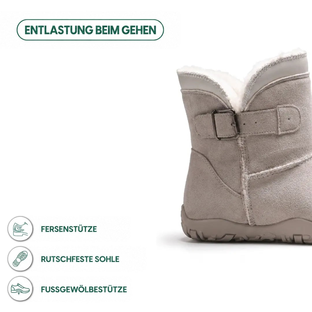 Detailansicht der hellgrauen Stiefel von der Seite mit Schnalle, Fellfutter und Hinweisen zu Ferse, Sohle und 31