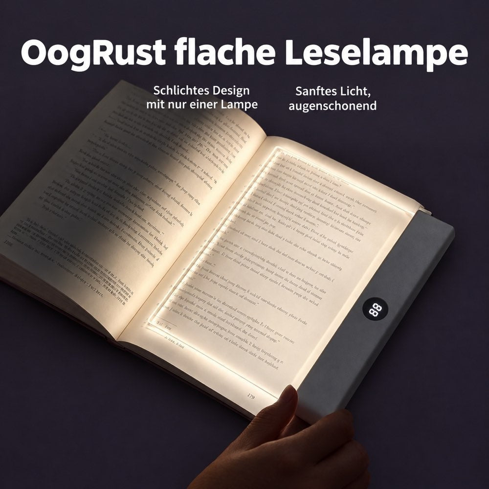 Leuchtende flache Leselampe liegt auf der rechten Buchseite, eine Hand hält das Buch 1