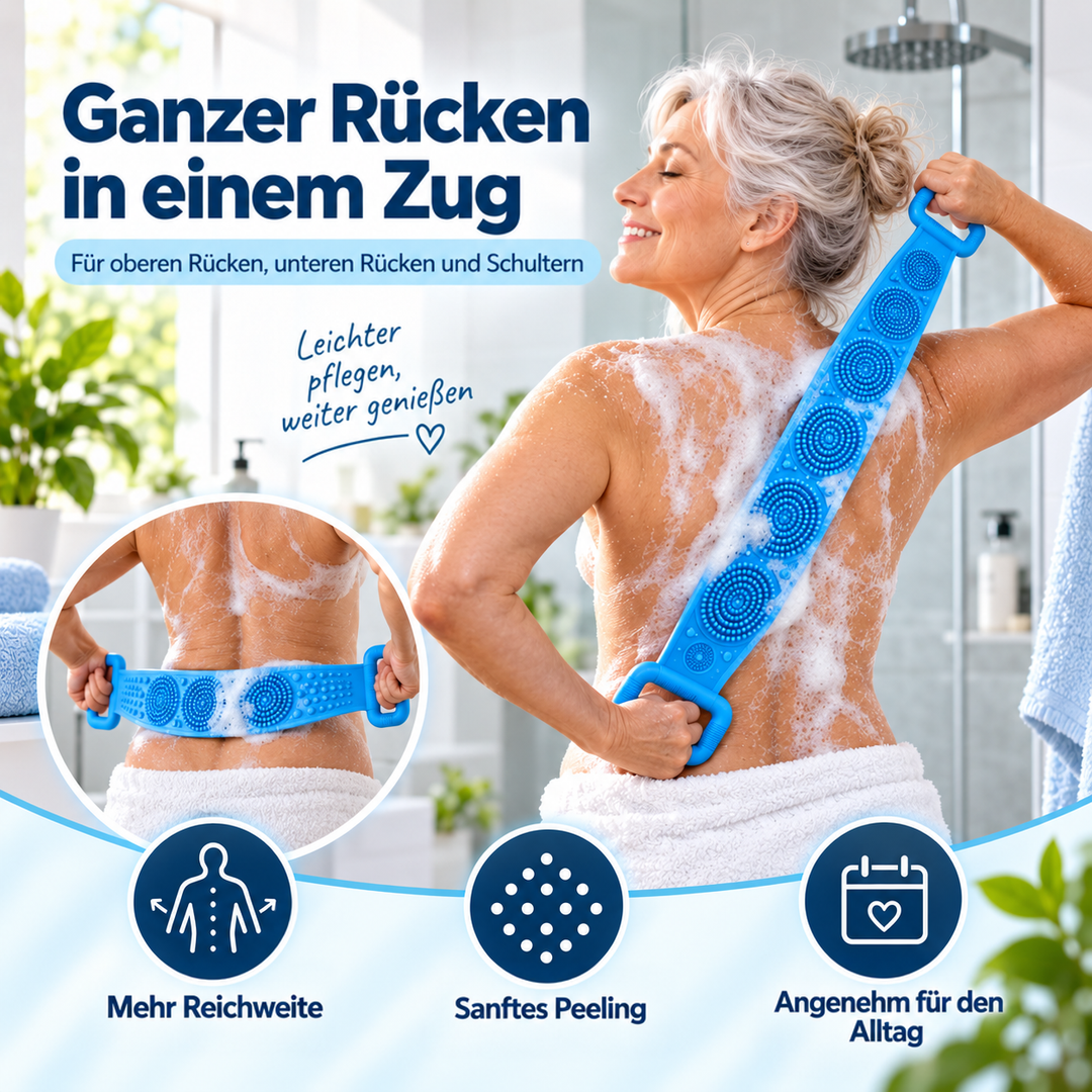 Ältere Frau schrubbt sich in der Dusche mit dem blauen Band den eingeseiften Rücken 1