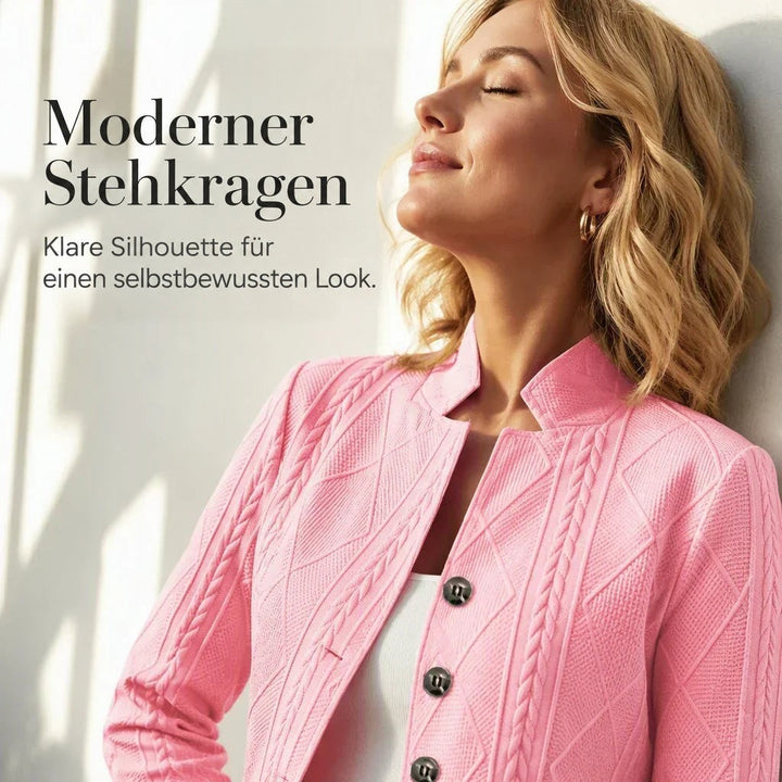 Detailaufnahme eines rosa Blazers mit Stehkragen und Zopfstruktur an einer Frau mit geschlossenen Augen; Werbegrafik zum Kragen. 19