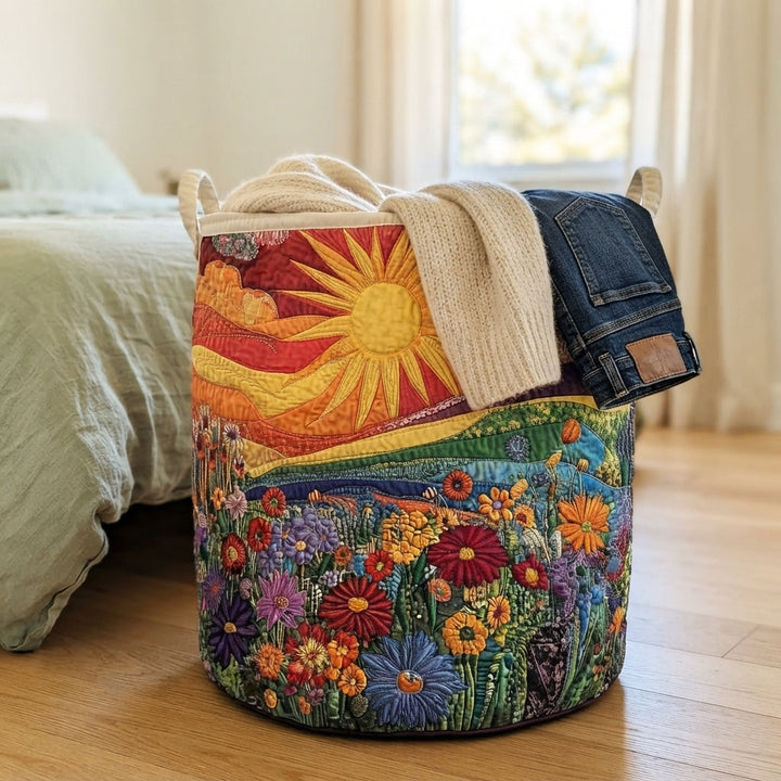 Der Korb steht neben einem Bett im Schlafzimmer und ist mit einem hellen Strickpullover und einer Jeans gefüllt. 4