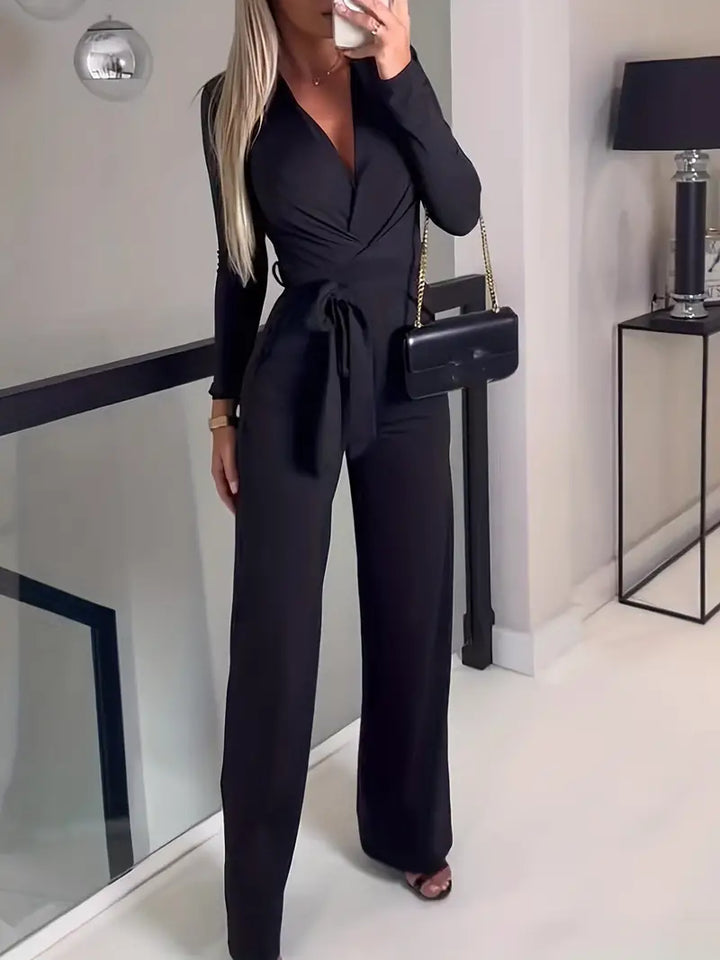 Vidt utsvingt jumpsuit med belte og V-hals – Elise