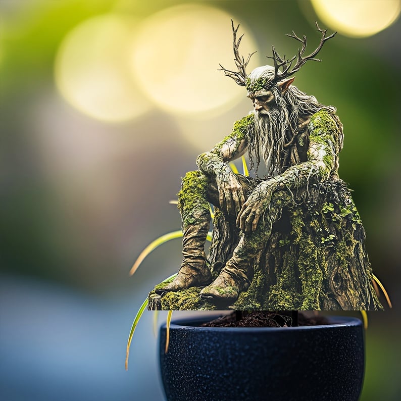 Waldgeist mit Geweih auf einem Baumstumpf, in einem dunklen Blumentopf mit Erde gesteckt, vor weichem Lichtbokeh. 8