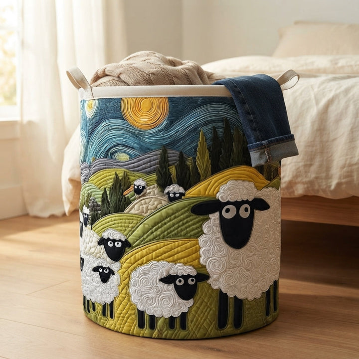 Der Korb steht neben einem Bett auf Holzboden, darin eine gestrickte Decke und eine über den Rand hängende Jeans. 5