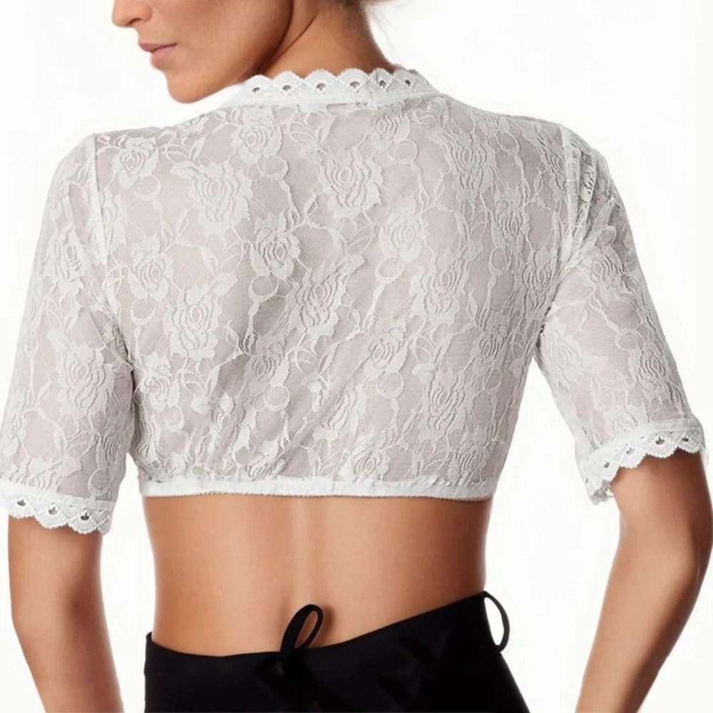 Rückansicht an einem Model: weißes Spitzentop mit durchscheinendem Rosenmuster, Wellenkante am Kragen und an den Ärmeln, getragen zu schwarzem Rock. 2