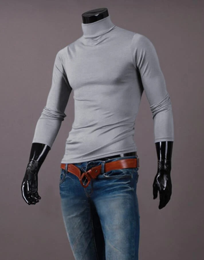 Hellgraues Shirt mit hohem Kragen an einer Schaufensterpuppe, kombiniert mit Jeans und braunem Gürtel 12