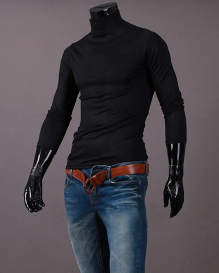 Schwarzes Shirt mit hohem Kragen an einer Schaufensterpuppe, kombiniert mit Jeans und braunem Gürtel 10