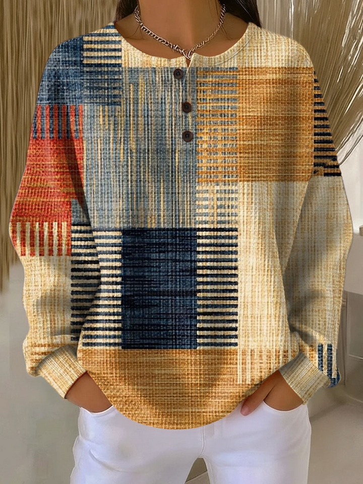 Pullover mit Knopfleiste, getragen, mit erdfarbenem Blockmuster aus Blau, Orange, Rot und Beige in Streifenoptik. 3