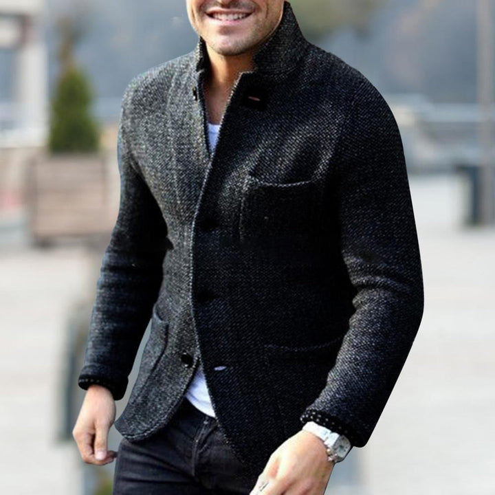Mann in dunkelgrauem Strickjacke, elegantes Design, Herbstmode, Herrenbekleidung.