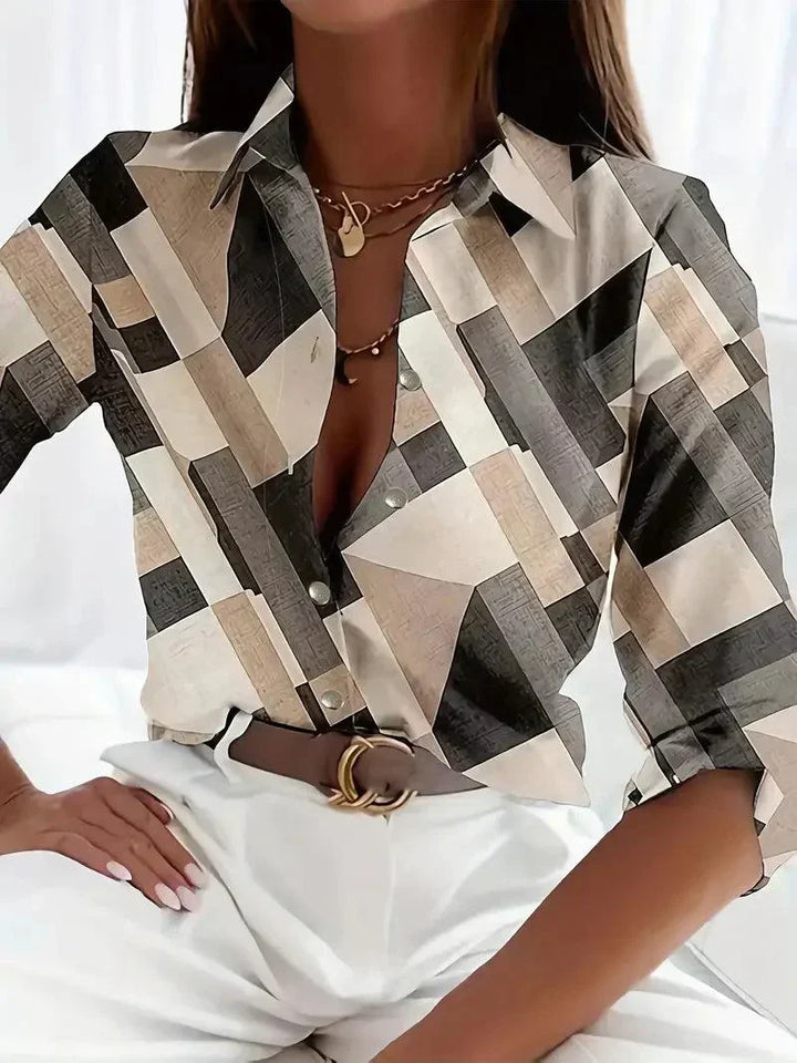 Blusa de mujer moderna con estampado abstracto y tapeta de botones – Marlene