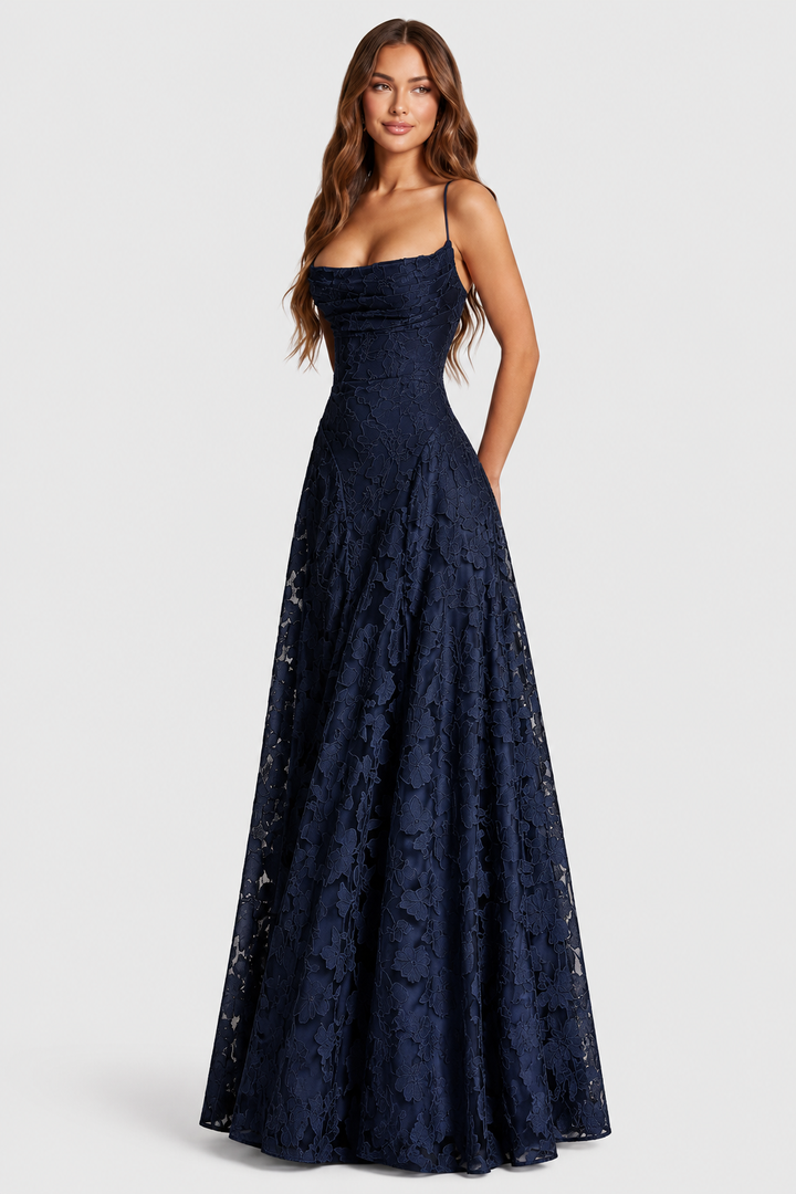 Marineblaues Blumenspitzenkleid mit drapiertem Ausschnitt und dünnen Trägern, Frontansicht am Model mit langem, ausgestelltem Rock. 4