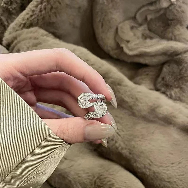 S-formet sølv zirkonia ring – Seraphine