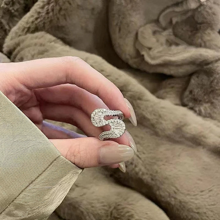 S-formet sølv zirkonia ring – Seraphine
