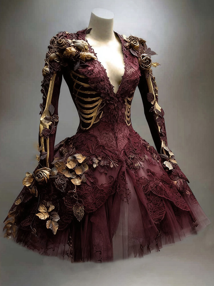Dasselbe Kleid in tiefem Weinrot mit Spitze, Tüllrock, goldenem Skelettmotiv und goldenen Rosen an den Schultern. 2