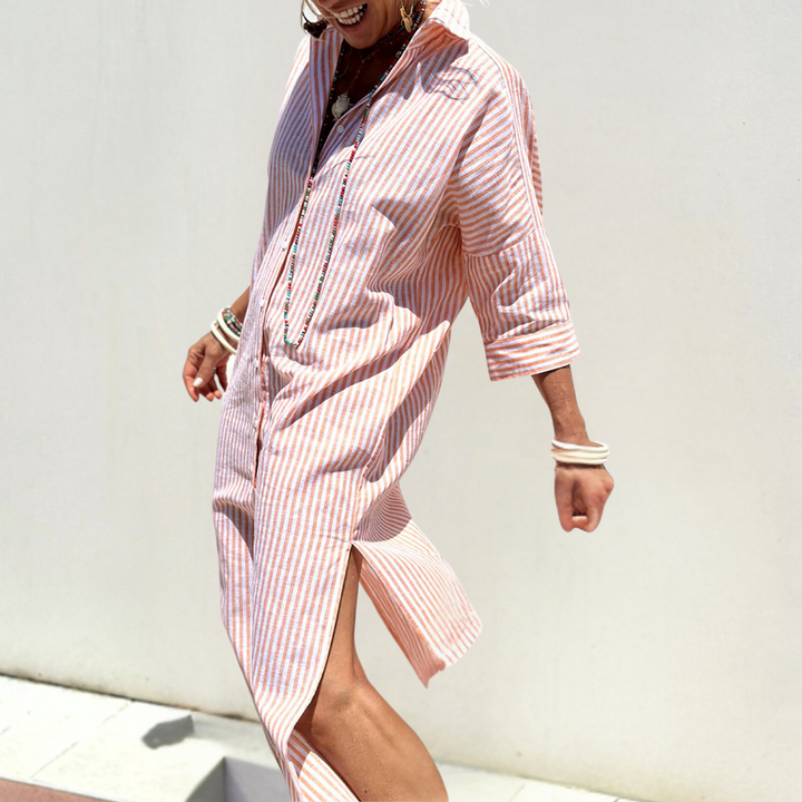 Frau in gestreiftem rosa Hemdkleid, lässiger Sommerlook, modisch, bequem, knielang.