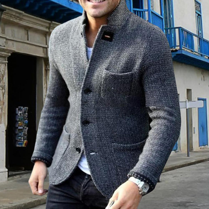 Graues Herren-Strickjacke, Knopfverschluss, elegantes Design, ideal für Herbstmode.