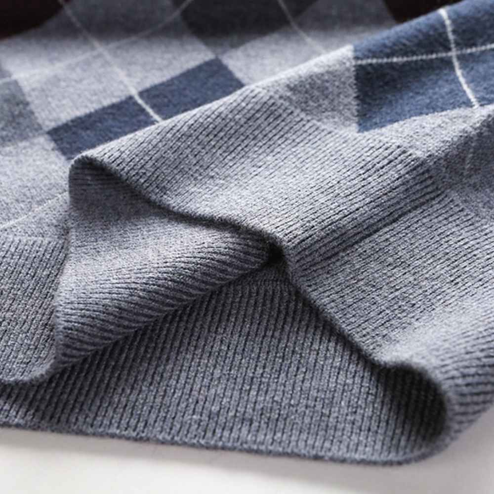 Grauer Strickpullover mit Argyle-Muster, weiches Material, modisches Design, Herrenmode.