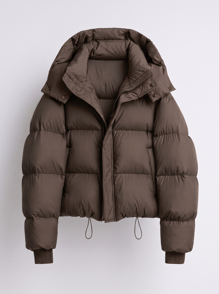 Braune Steppjacke mit Kapuze, Reißverschluss und Druckknöpfen, flach fotografiert, Vorderansicht 2