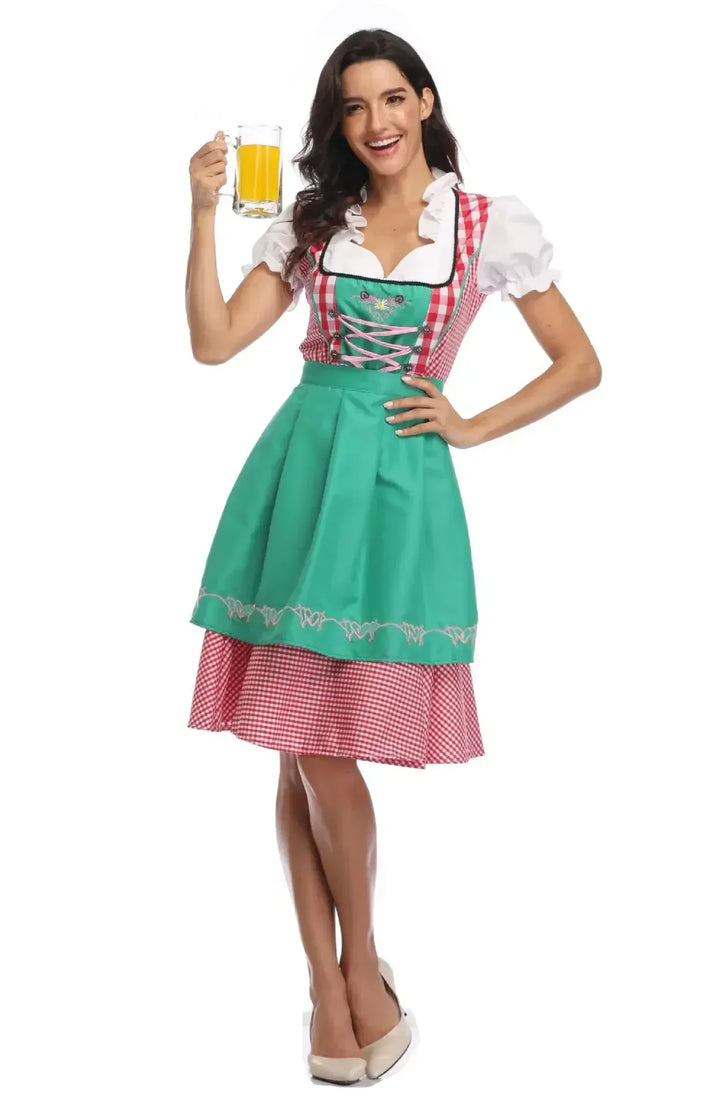 Dirndl mit grüner bestickter Schürze und rot-weiß kariertem Rock, getragen mit weißer Bluse; die Frau hält einen Bierkrug. 8