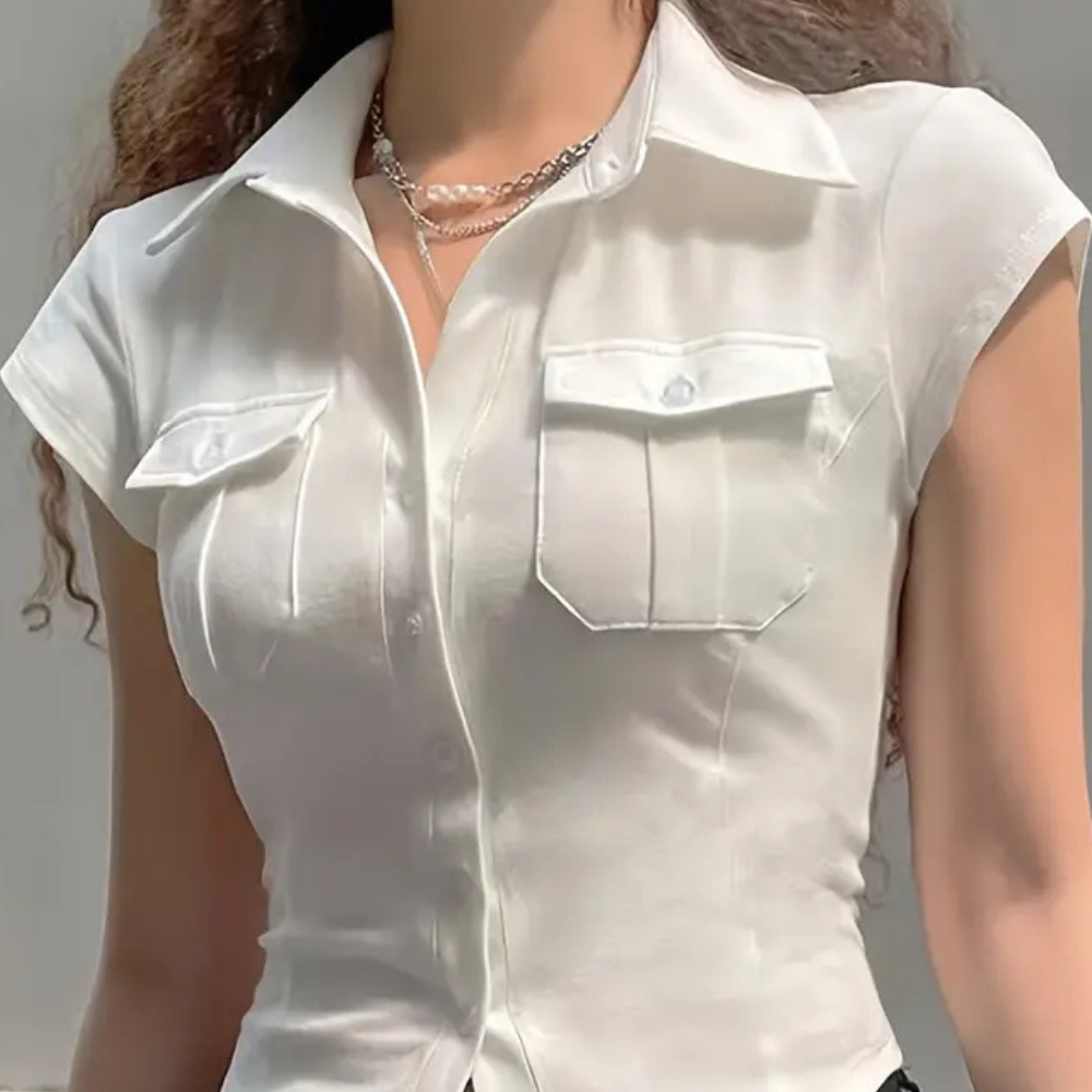 Weiße Damenbluse mit kurzen Ärmeln, tailliert, aus Baumwolle, elegantes Design.