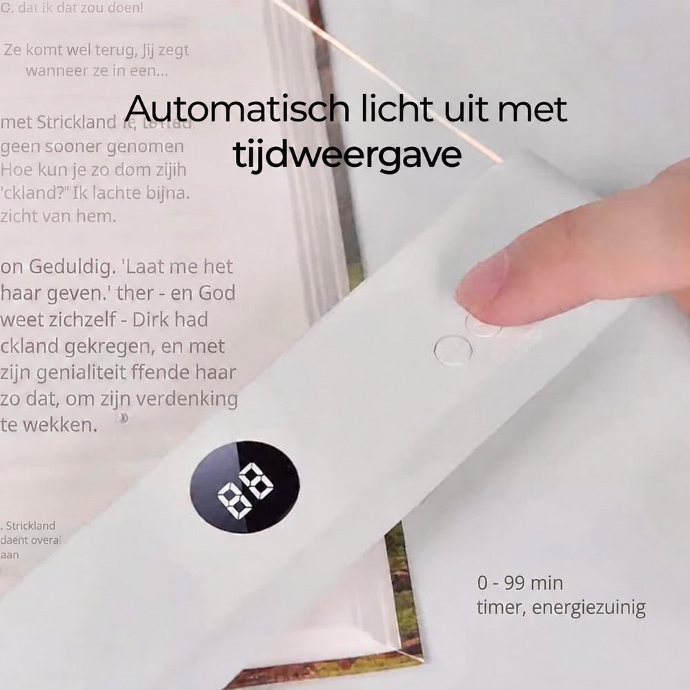 Finger drückt die Timer-Taste der Lampe, die auf einem Buch liegt, Anzeige zeigt zwei Ziffern 9