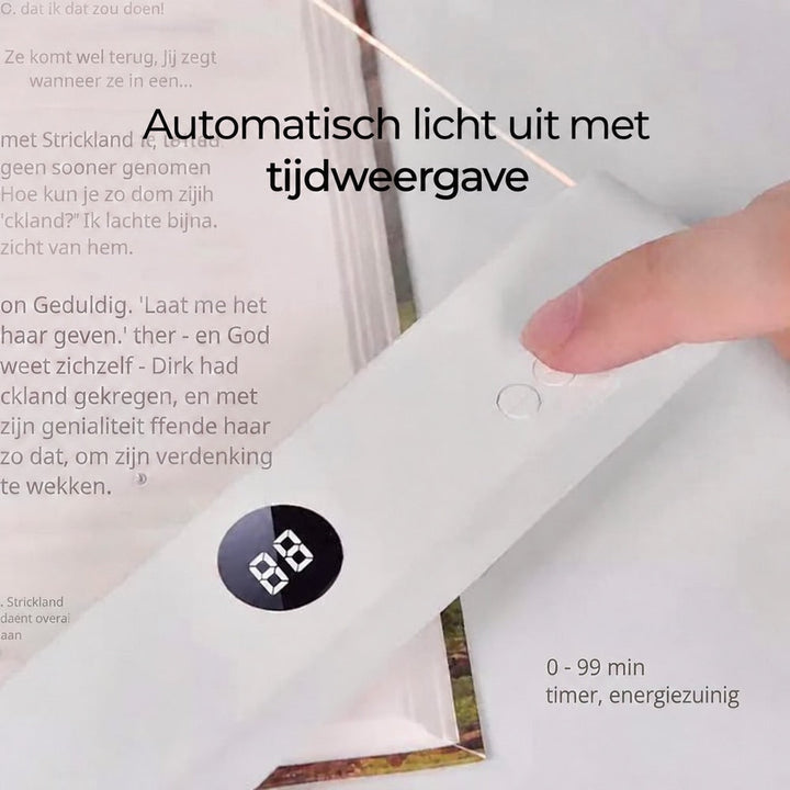 Finger drückt die Timer-Taste der Lampe, die auf einem Buch liegt, Anzeige zeigt zwei Ziffern 9