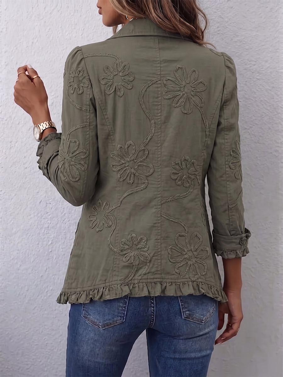 Rückenansicht der olivgrünen Jacke mit großflächiger Blumenstickerei und Rüschensaum, getragen zu Jeans 3